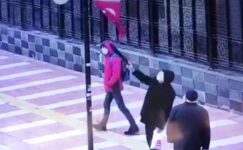 Yaşlı adamın Türk Bayrağı hassasiyeti güvenlik kamerası yansıdı