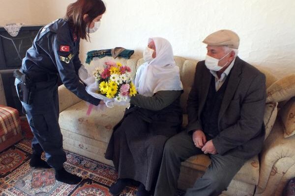 Jandarma, Sevgililer Gününde evlenen yaşlı çifte sürpriz ziyaret yaptı