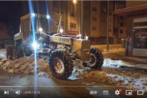 Yerköy’de belediye ekipleri kar temizliği yaptı