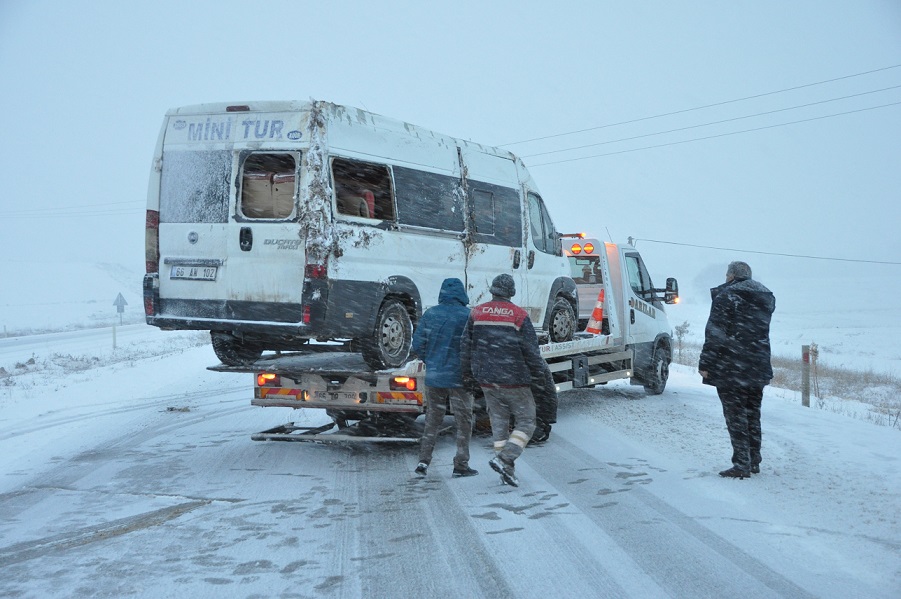 Yerköy ilçemizde yolcu minibüsünün devrilmesi sonucu yaralanan 5 kişi hastaneye