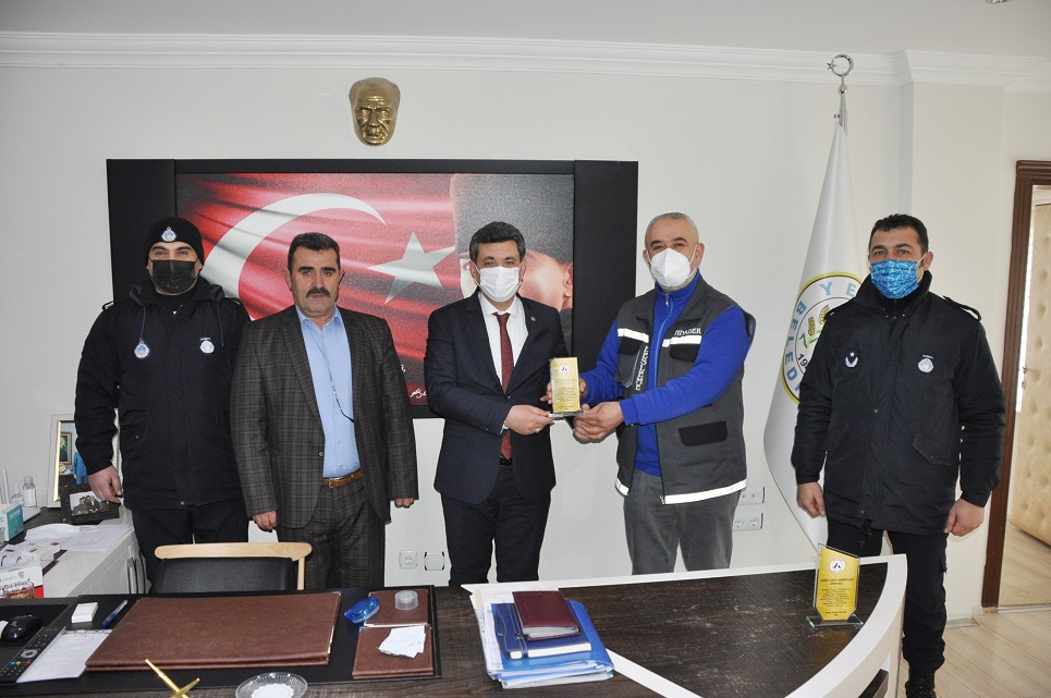 Başkan Yılmaz’a, HİYADER’den teşekkür plaketi Hayvanları Koruma Derneği HİYADER Gönüllü Besleme Üyesi Fahri Genç, Yerköy