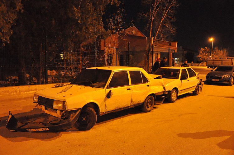 Yerköy ilçemizde bir sürücü direksiyon hakimiyetini kaybederek park halindeki 5