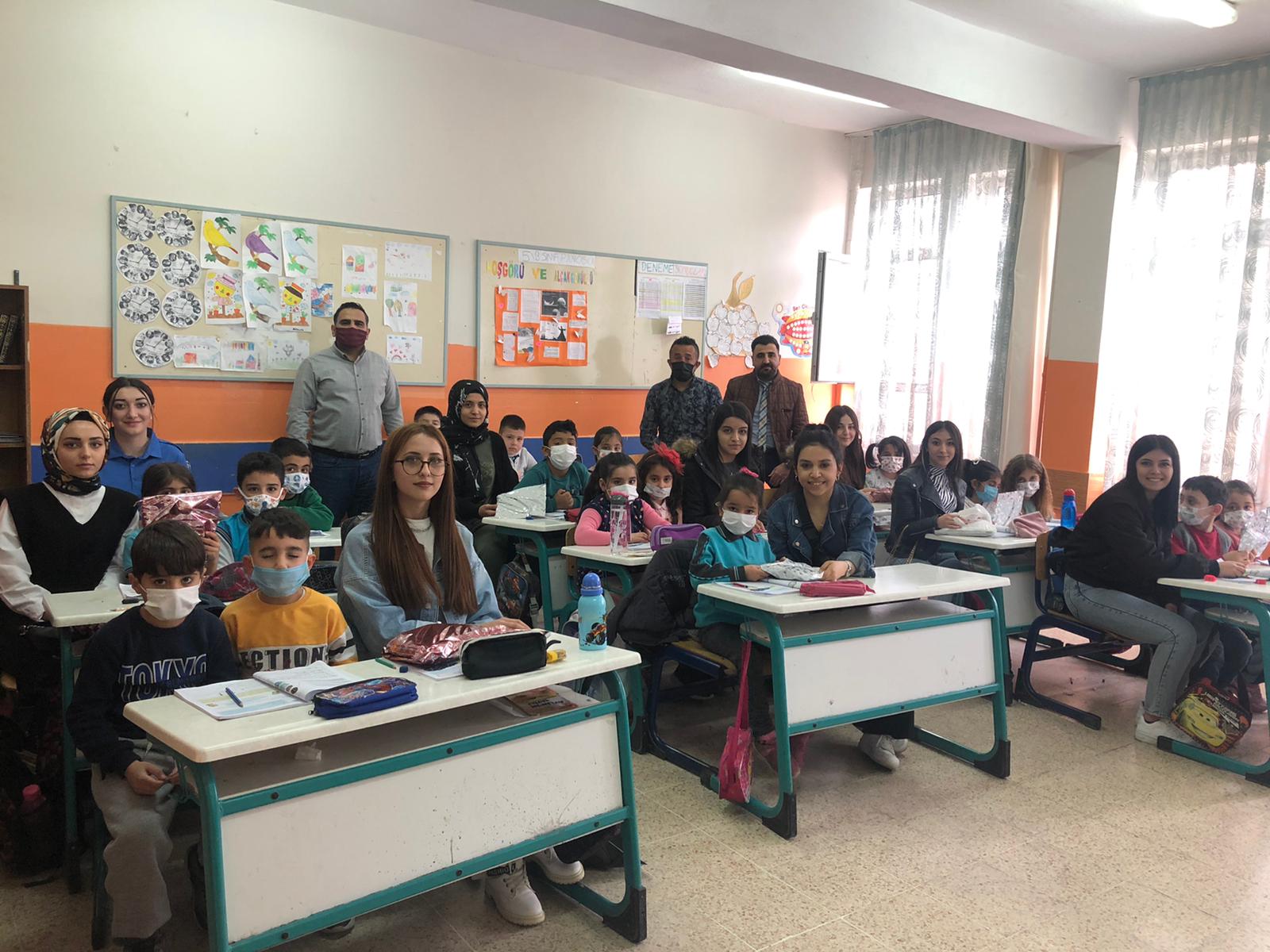 Yerköy Molla Hüsrev Yurt Müdürlüğü (KYK) öğrencileri, ilkokul öğrencilerine kırtasiye