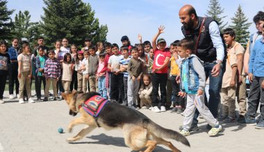 Jandarma ekipleri, Saray köyündeki çocuklara bayramı yaşattı