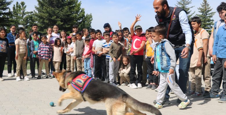 Jandarma ekipleri, Saray köyündeki çocuklara bayramı yaşattı