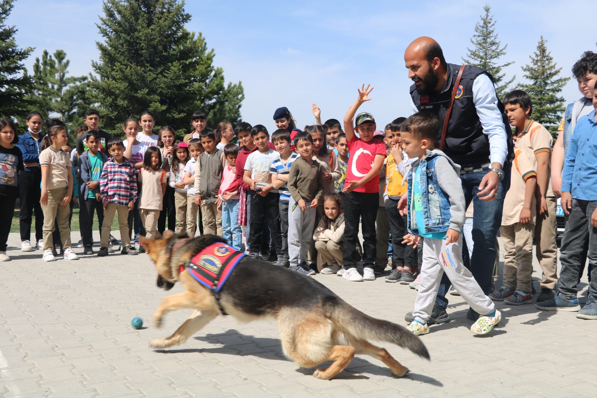 Jandarma ekipleri köyde yaşayan çocuklara bayram sevincini önceden yaşattı. Yozgat