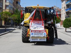 Yerköy ilçemizde, hasat mevsiminin yaklaştığı bölgelere gidecek biçerdöverler için uğurlama