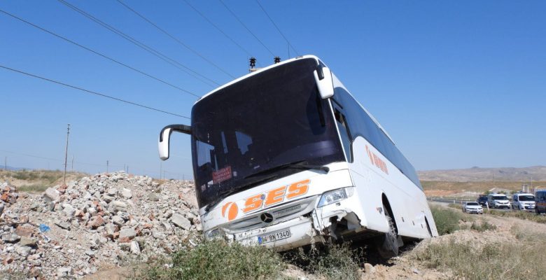 Yerköy’de yol kenarına savrulan yolcu otobüsündeki 8 kişi yaralandı