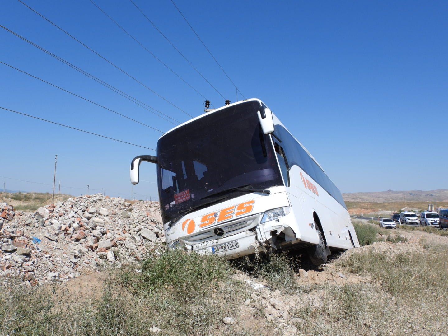 Yerköy ilçemizde kontrolden çıkarak yol kenarına savrulan yolcu otobüsündeki 8