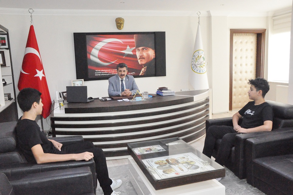 Başkan Yılmaz’dan, LGS’de derece yapan öğrencilere hediye Yerköy Belediye Başkanı Ferhat Yılmaz, 5 Haziran 2022 tarihinde yapılan