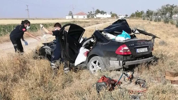 Konya’da u dönüşü yapan tıra çarpıp takla atan otomobilin içinde