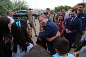 Sosyal medya hesabından, “Vali amca seni köyümüze bekliyoruz, seni çok