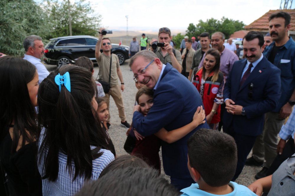 Sosyal medya hesabından, “Vali amca seni köyümüze bekliyoruz, seni çok