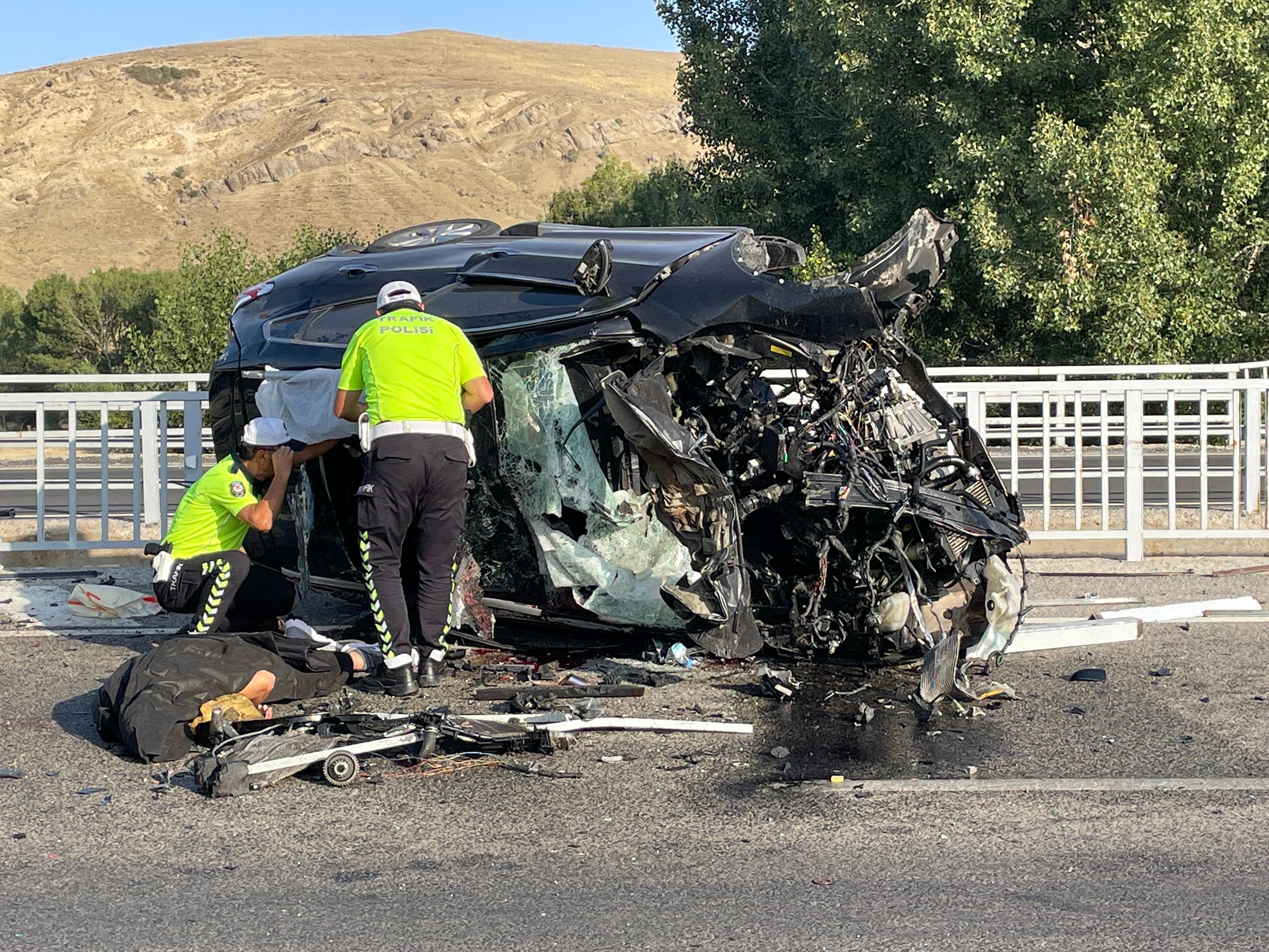 Yerköy ilçemizde, otomobilin köprü bariyerine çarpması sonucu aynı aileden 3