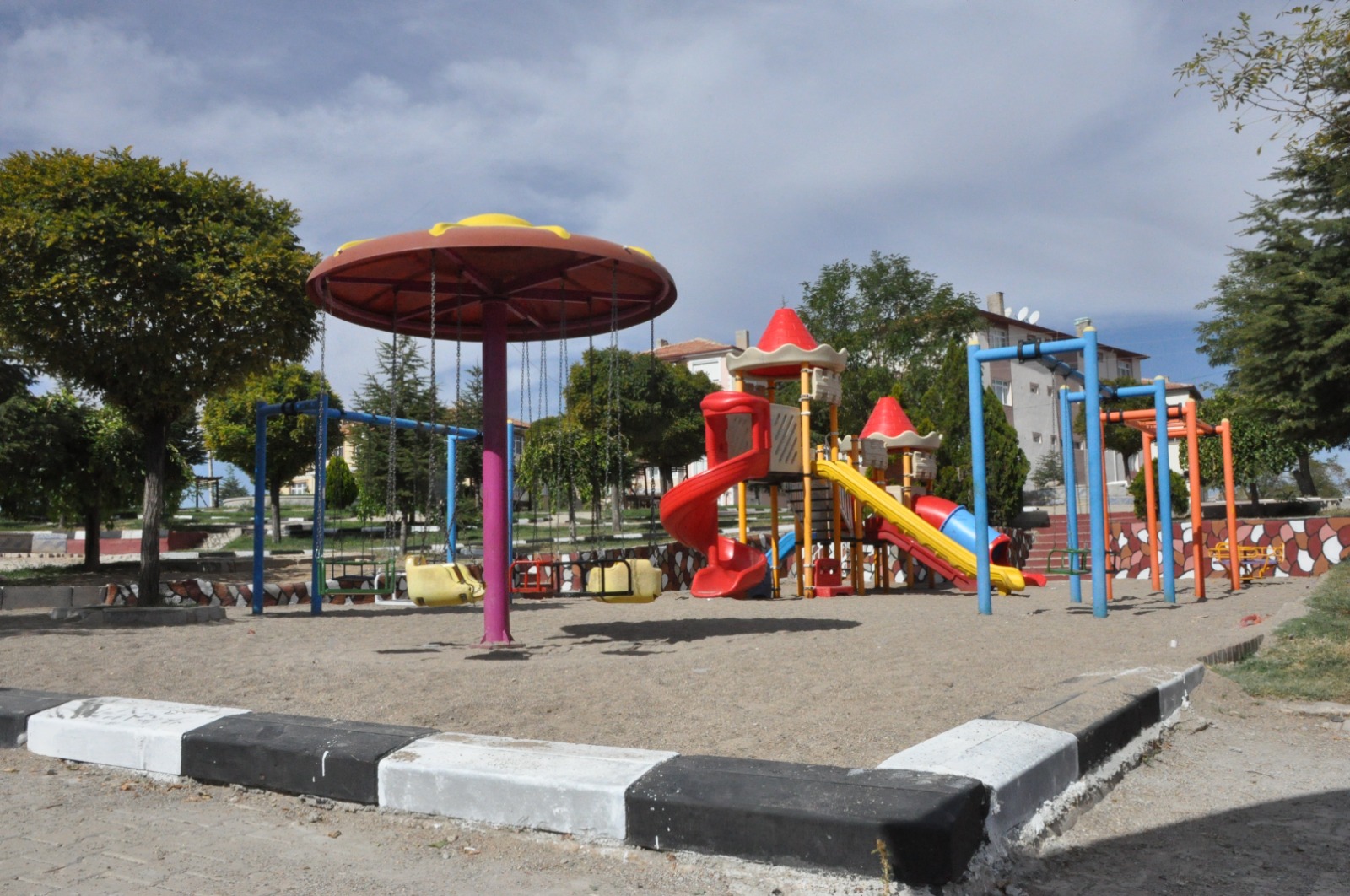 Başkan Yılmaz, “Park çalışmaları tüm hızıyla devam ediyor” Yerköy Belediye Başkanı Ferhat Yılmaz, 100. Yıl mahallesinde bulunan Şehit