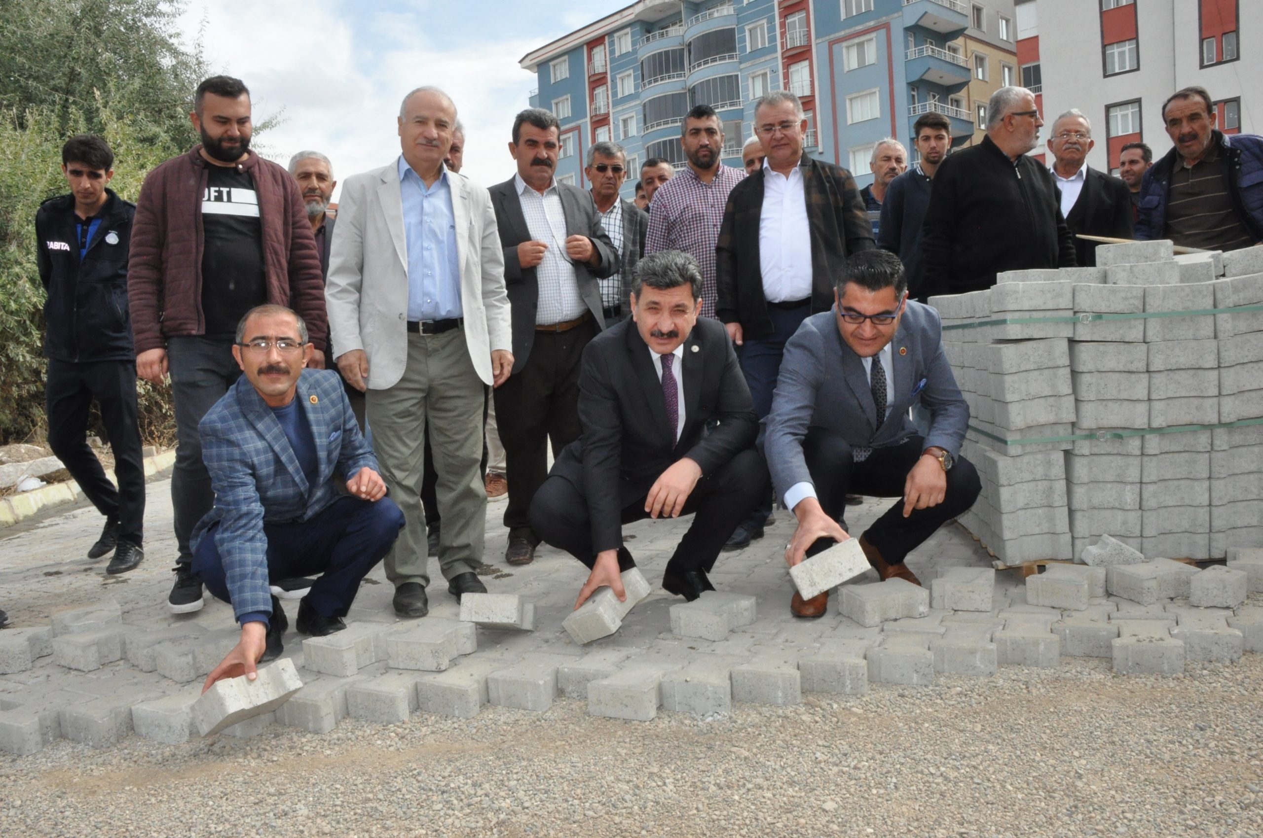 Yerköy Belediye Başkanı Ferhat Yılmaz, Hüyük Mahallesi’nde yol yapım çalışmalarının