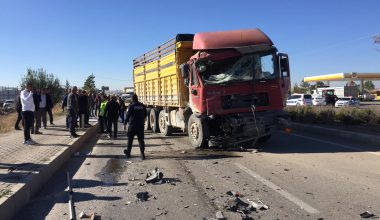 Kamyon, minibüse çarptı: 11 kişi yaralandı