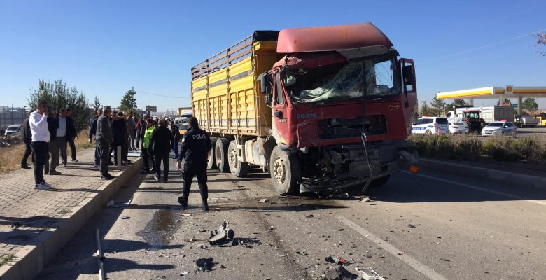 Kamyon, minibüse çarptı: 11 kişi yaralandı