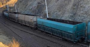 Yerköy ilçemizde demir cevheri taşıyan yük trenin 2 vagonunun raydan