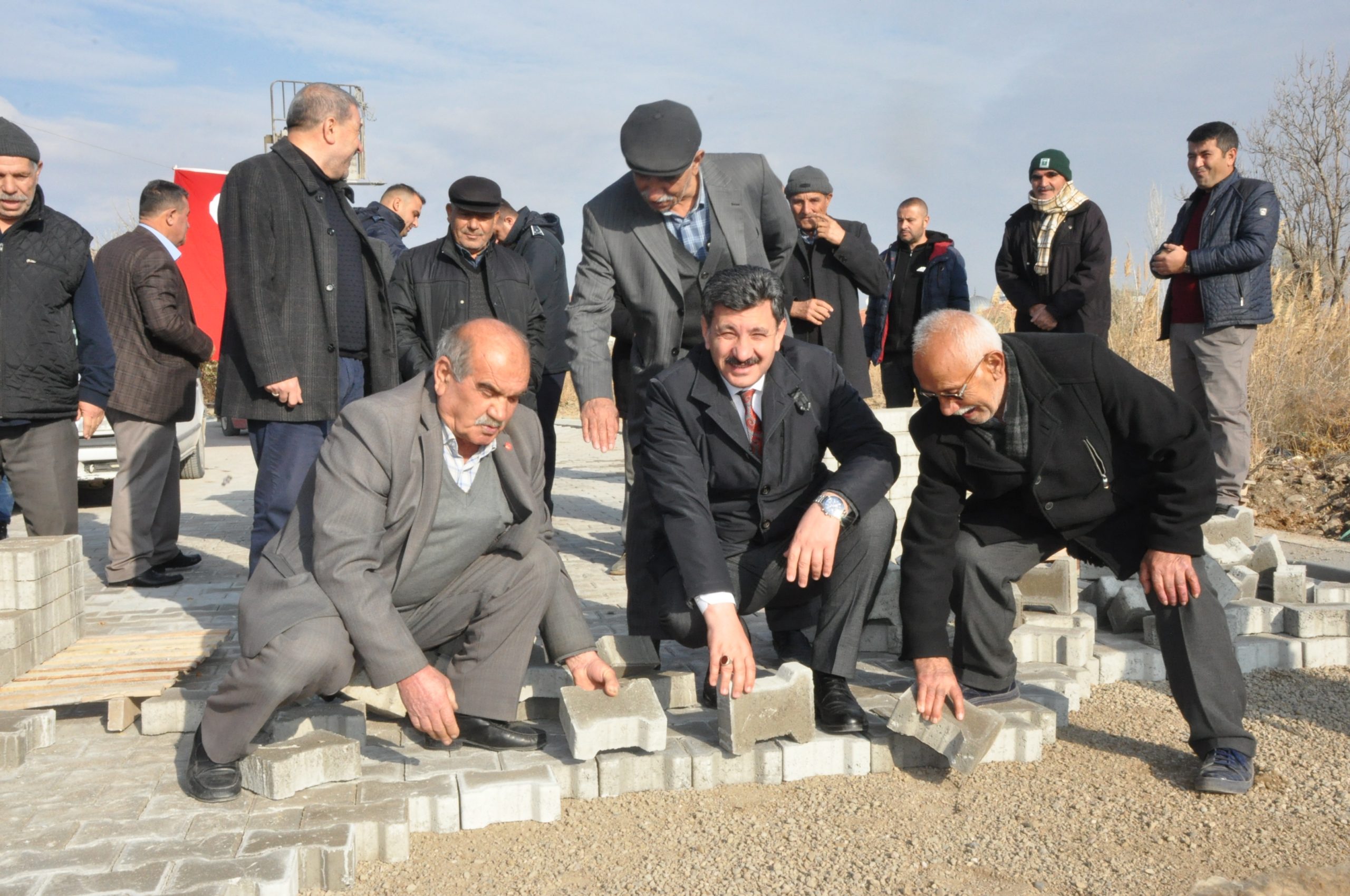 Yerköy Belediye Başkanı Ferhat Yılmaz, 60 Evler Mahallesi’nde yol yapım