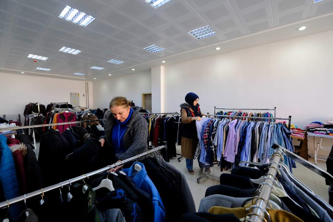 İhtiyaç Mağazası Kuruldu, Depremzedelerin İhtiyaçları Ücretsiz Karşılanıyor Akdağmadeni ilçesi, son zamanlarda yaşanan depremlerden etkilenen vatandaşların ihtiyaçlarını karşılamak