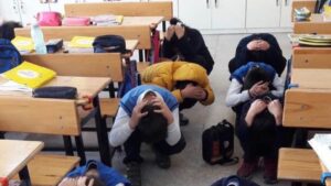 Deprem anında yapılması gerekenler hakkında birkaç öneri sunabilirim. Hemen kendinizi