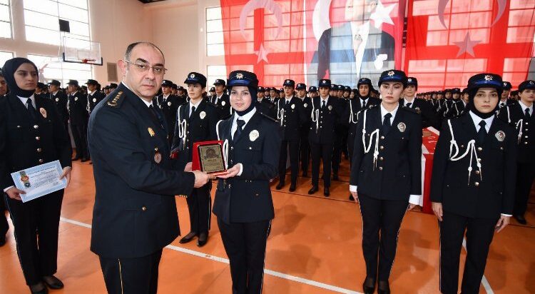 Yozgat POMEM’de 545 polis adayı mezun oldu Yozgat Polis Meslek Eğitim Merkezinde (POMEM) eğitimlerini tamamlayan 545 kadın