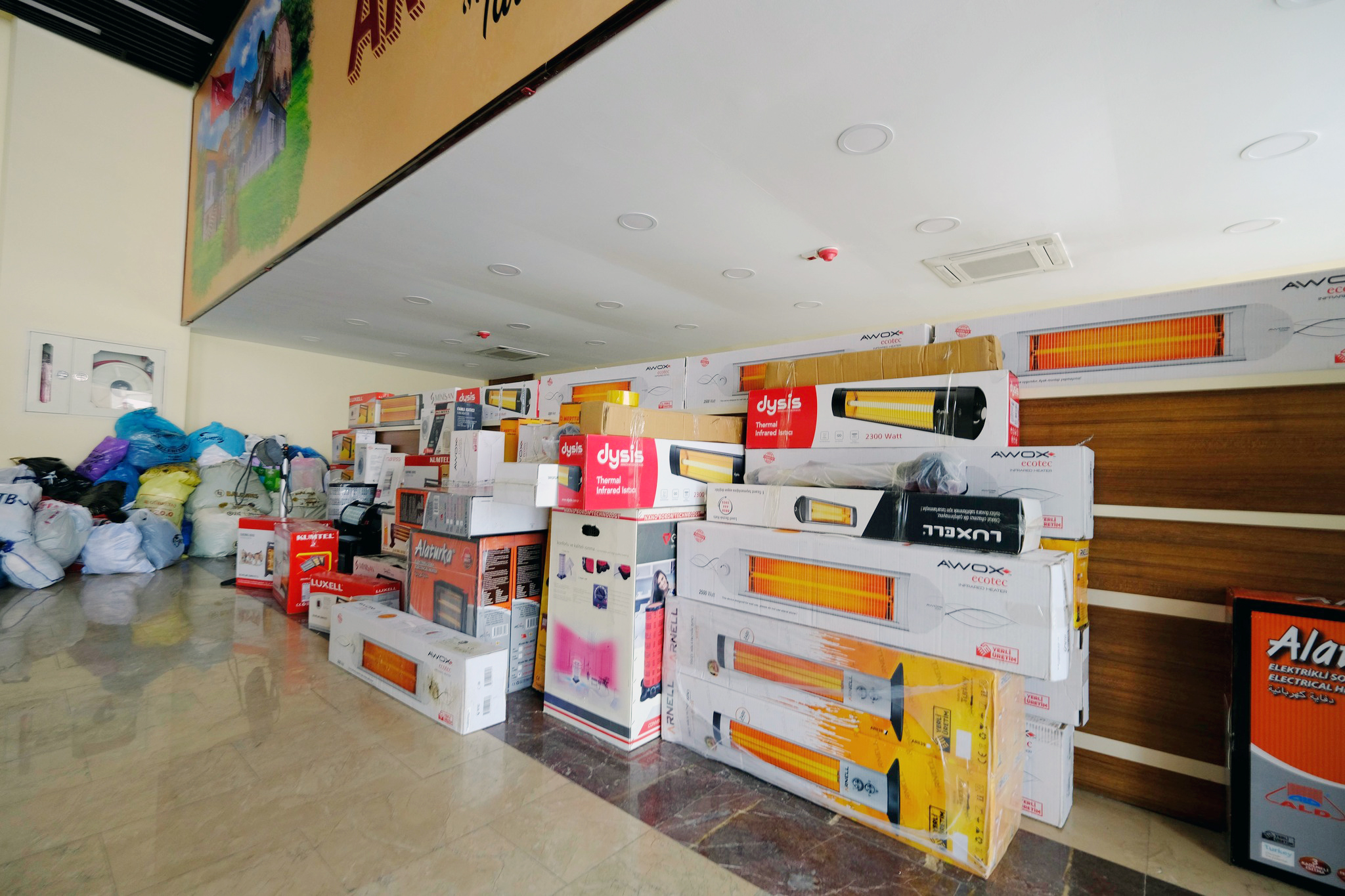 Yozgat’ın Akdağmadeni ilçesinde deprem bölgesine gönderilmek üzere temin edilen malzemeler