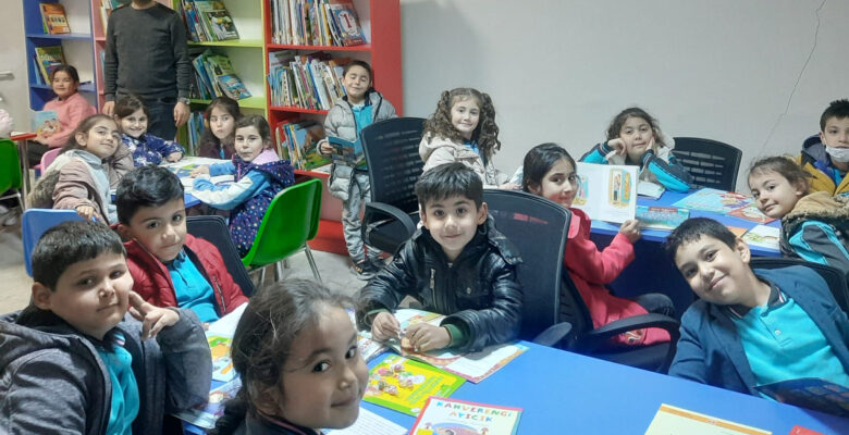 İbrahim Karaoğlanoğlu İlkokulu öğrencilerinden kütüphaneye ziyareti