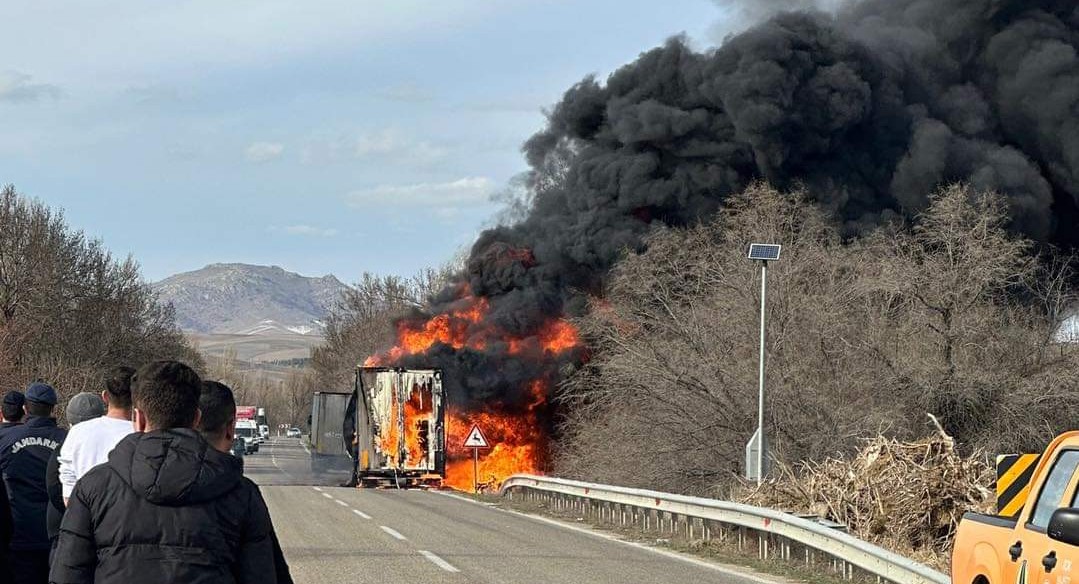 Kırşehir-Çiçekdağı karayolu Mandıralar mevkiinde lastik yüklü tır henüz belirlenemeyen bir