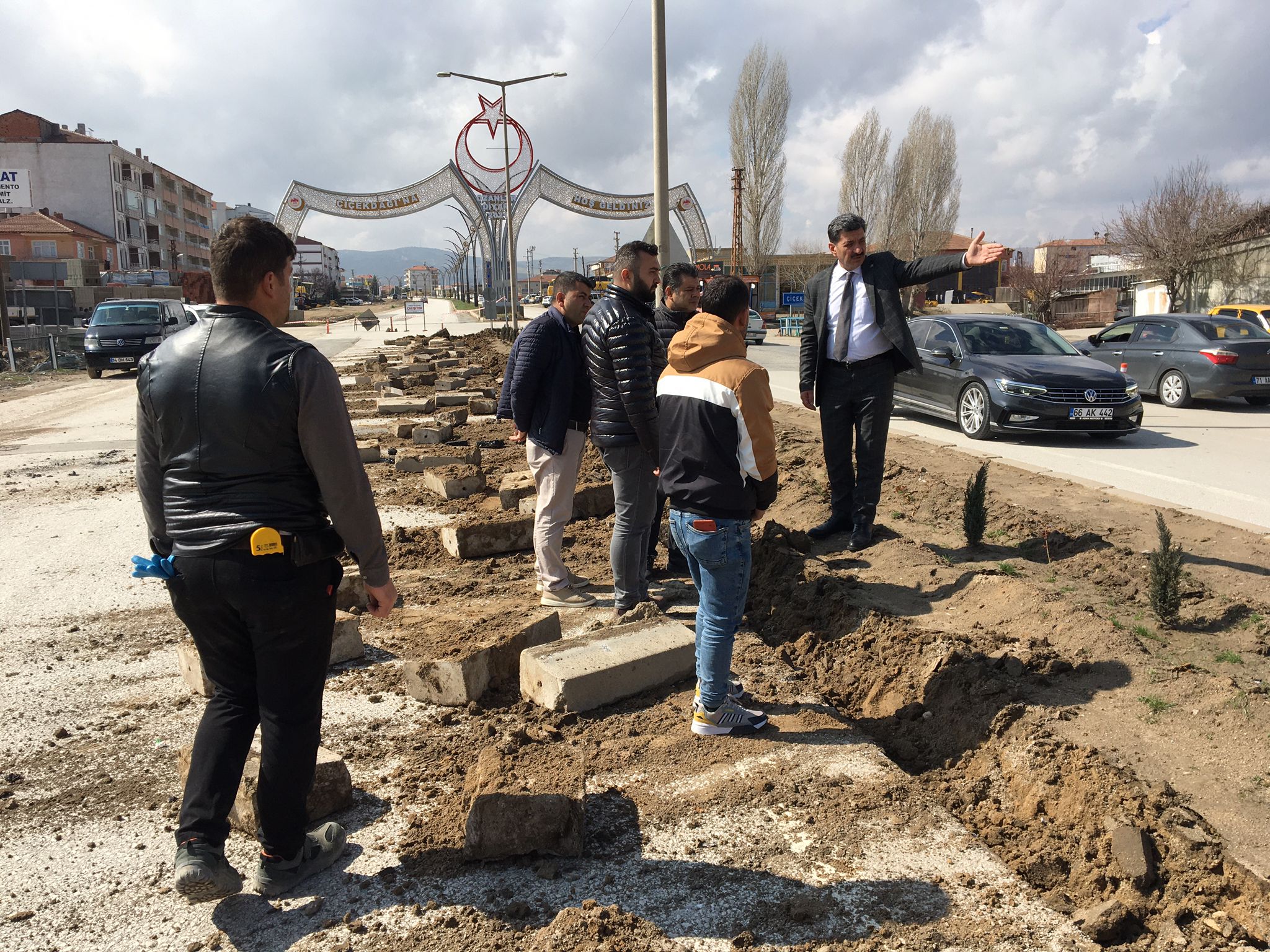 Başkan Yılmaz, “Dekoratif aydınlatma direkleri ve peyzaj çalışmalarıyla ilçe güzelleşecek” Yerköy Belediye Başkanı Ferhat Yılmaz, ilçenin estetik görünümü artırmak için