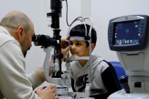 Akdağmadeni ilçesinde öğrencilerin göz sağlığı taraması uzman hekimler tarafından yapılıyor.