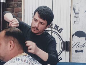 Çayıralan ilçesinde yaşayan depremzedelerden tıraş ücreti alınmıyor. Merkez üssü Kahramanmaraş’ta