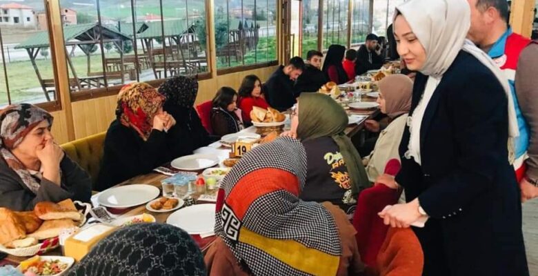 Çiçekdağı Kaymakamı Rabia Naçar Çanakçıoğlu, Depremzede Ailelerle İftar Yaptı