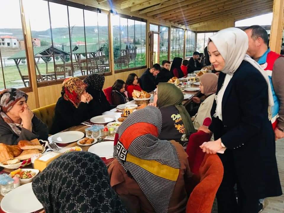 Çiçekdağı Kaymakamı Rabia Naçar Çanakçıoğlu ve ilçe protokolü, depremzede aileleriyle