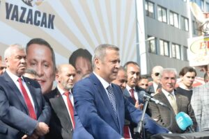 İYİ Parti Milletvekili Adayı İsmail Yılmaz, seçim irtibat bürosunun açılışının