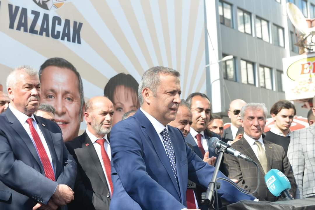 İYİ Parti Milletvekili Adayı İsmail Yılmaz, seçim irtibat bürosunun açılışının