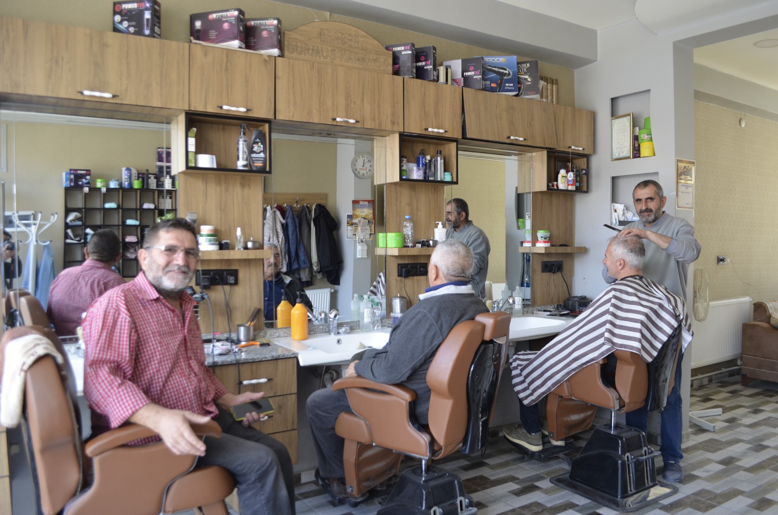 Boğazlıyan’da Ramazan Bayramı öncesinde berberlerde yoğunluk yaşanıyor. Seval Erkek Kuaförü