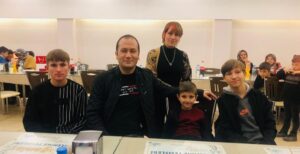 Akdağmadeni Kaymakamı Fatih Topuz, “Yetim Gülerse Dünya Güler” sloganı ile