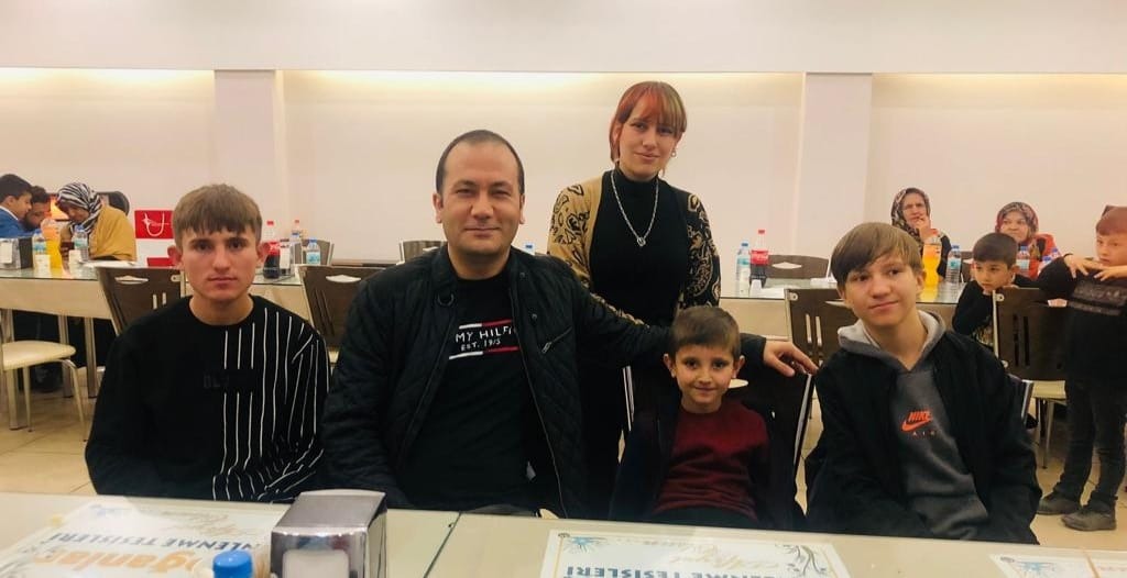 Akdağmadeni Kaymakamı Fatih Topuz, “Yetim Gülerse Dünya Güler” sloganı ile