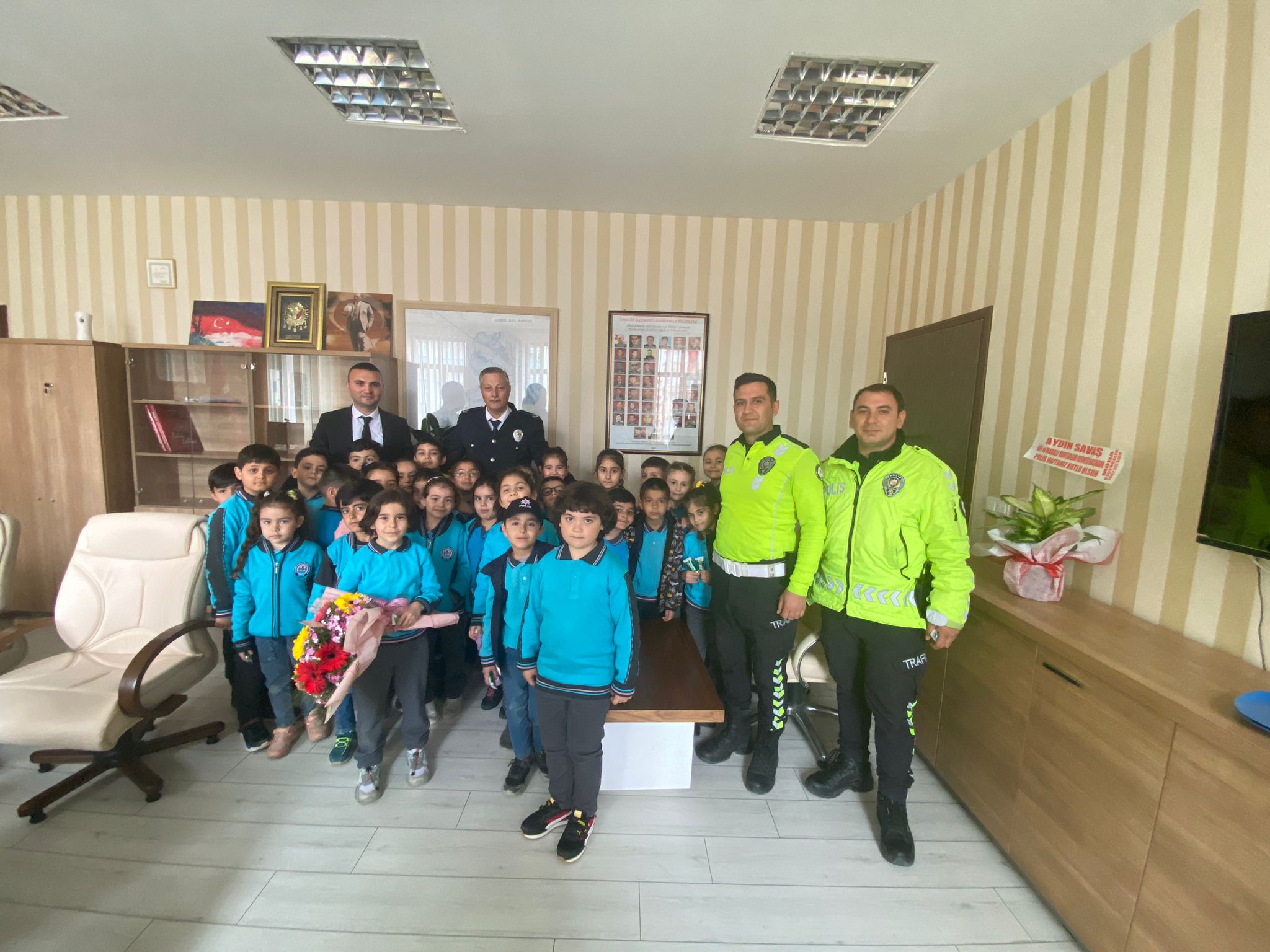 İbrahim Karaoğlanoğlu İlkokulu 1/B sınıfı öğrencileri, Türk Polis Teşkilatının 178.