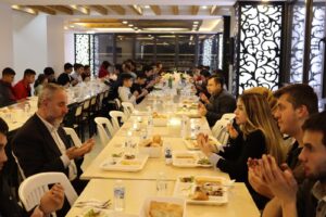 Sarıkaya ilçesinde, Ramazan ayı münasebetiyle düzenlenen bir iftar programına katılan