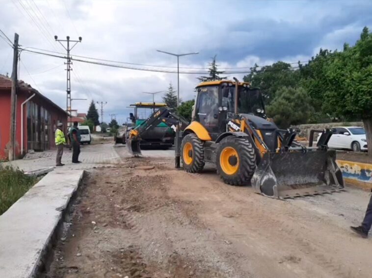 Araplı Kasabasında yol dolgusu, tesviye ve asfaltlama çalışması devam ediyor.