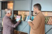 Yazar Hakkı Yurtlu, İş İnsanı Görgen’in Fabrikasında Mini Kitaplığa İlgi Gösterdi