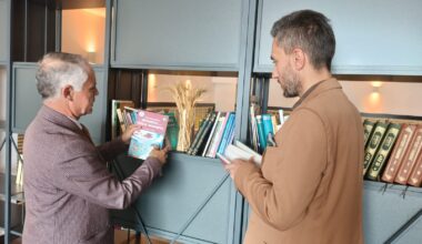Yazar Hakkı Yurtlu, İş İnsanı Görgen’in Fabrikasında Mini Kitaplığa İlgi Gösterdi
