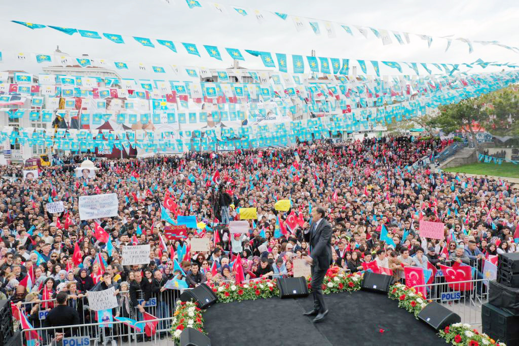 İYİ Parti Genel Başkanı Meral Akşener düzenlediği mitingde gövde gösterisi