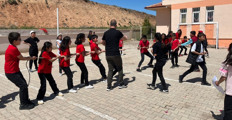 Kayapınar İstiklâl İlk ve Ortaokulu, öğrencileri için her yıl düzenlediği