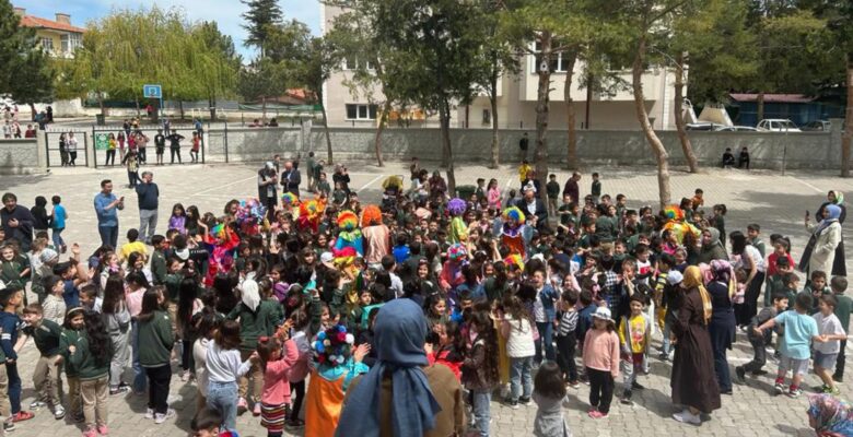 Anadolu Lisesi Öğrencilerinden “Gülmeyen Çocuk Kalmasın” Projesi