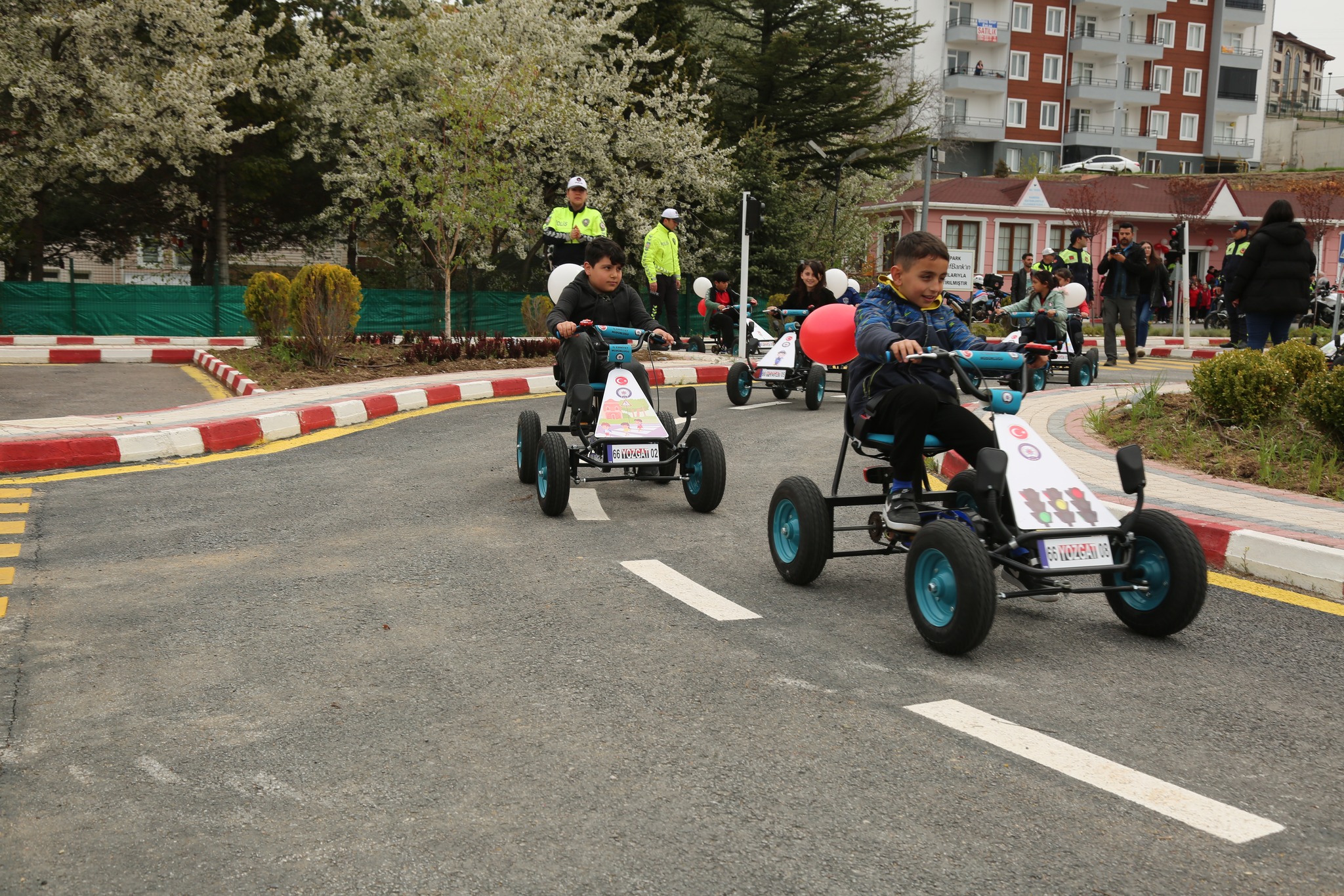 Vali Ziya Polat, Çocuk Trafik Eğitim Parkı’nda öğrencilerle bir araya geldi Yozgat Valisi Ziya Polat, Çocuk Trafik Eğitim Parkı’nda uygulamalı eğitim