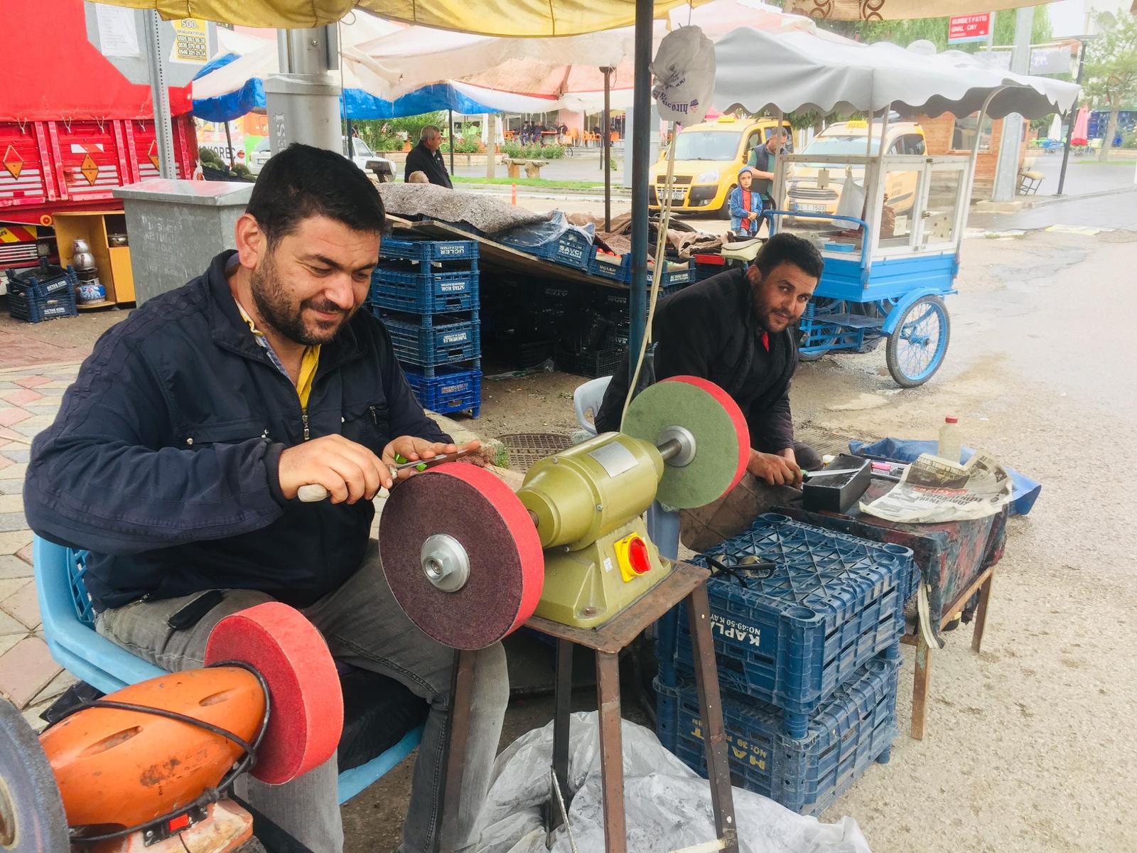 Boğazlıyan ilçesinde bıçak bileme işiyle uğraşan Eren kardeşler, kurban bayramı